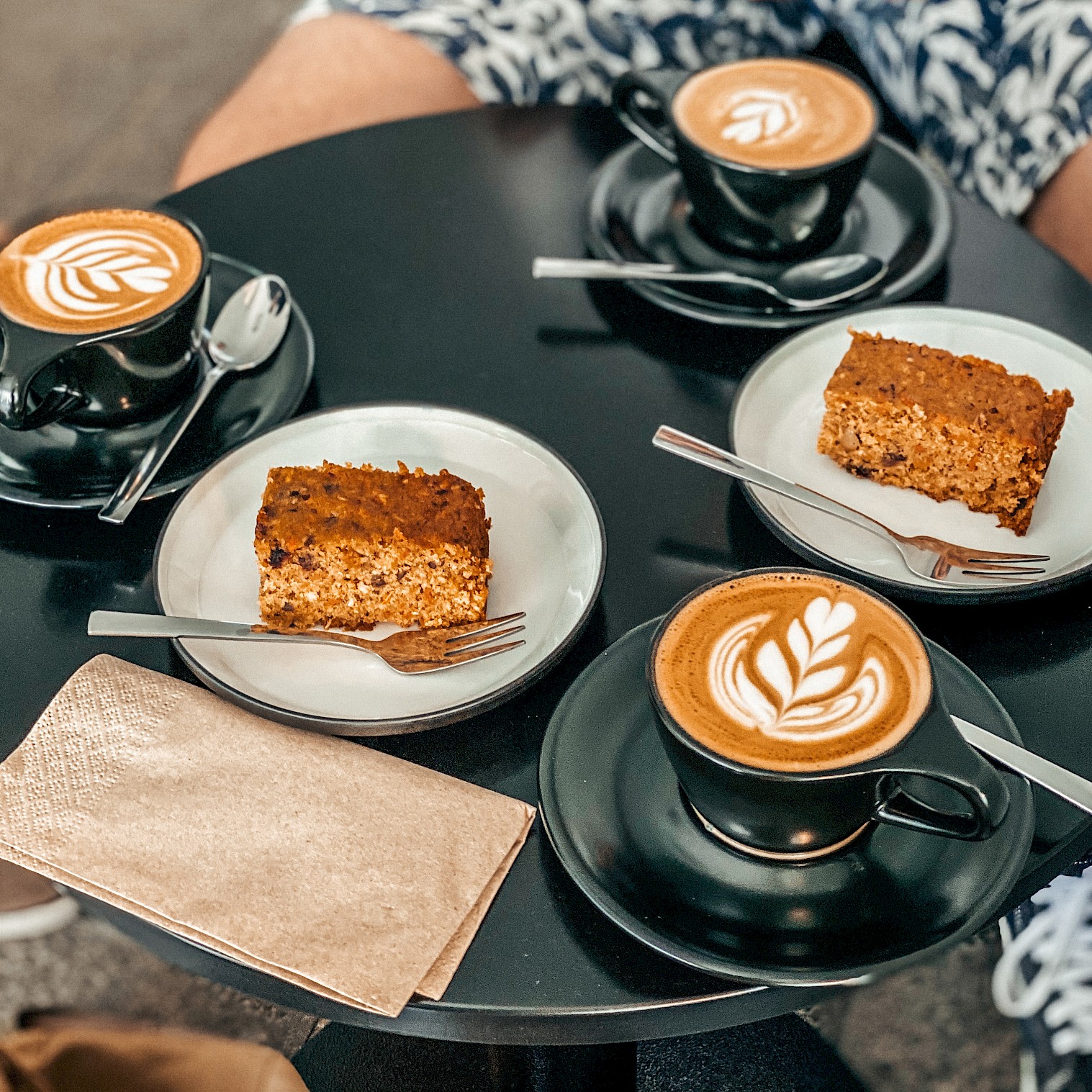 Drei Kaffeebar in Frankfurt Tisch mit Kaffee und Kuchen