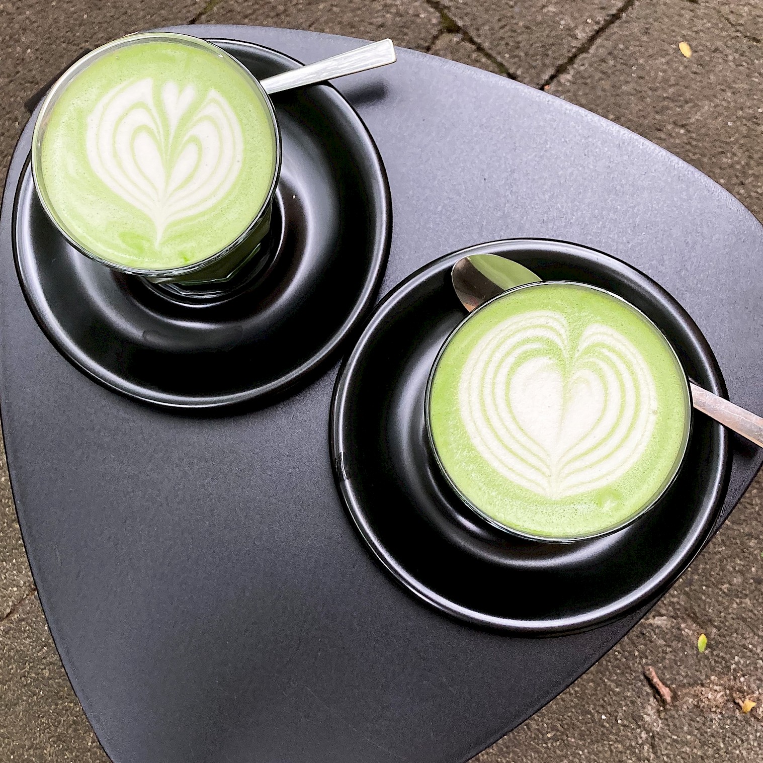 Drei Kaffeebar in Frankfurt Tisch mit Matcha Tea Latte